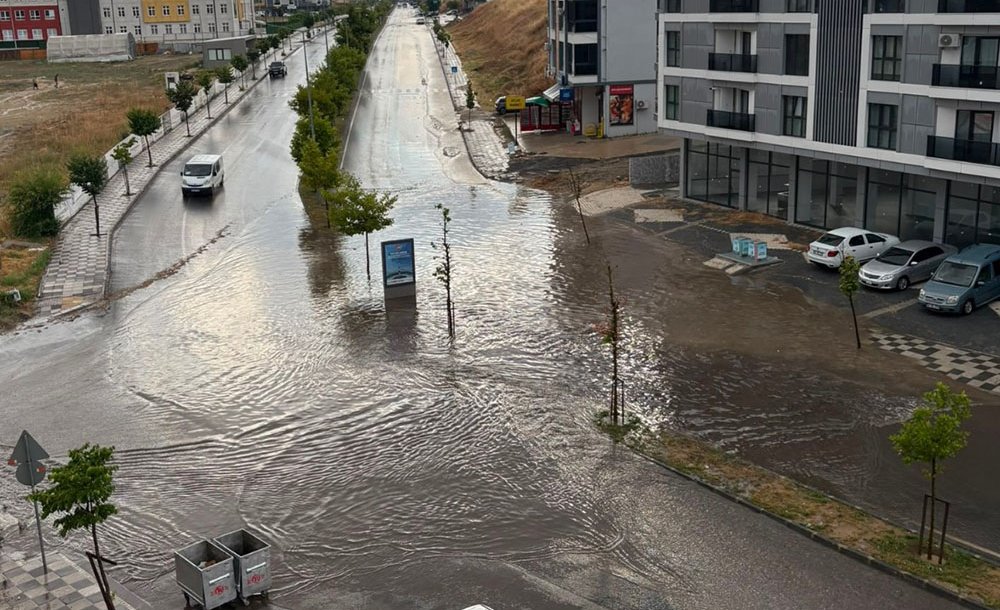 Sağanak Ve Dolu Hayatı Olumsuz Etkiledi