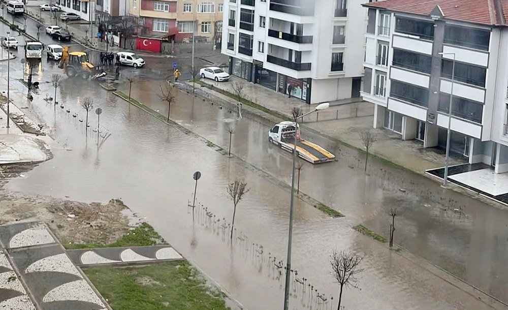 Sağanak Yağış Hayatı Olumsuz Etkiledi 