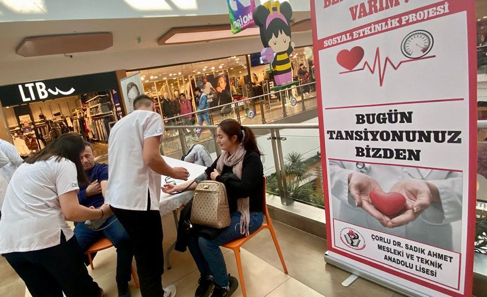 Sağlık Lisesi Öğrencileri Vatandaşların Tansiyonunu Ölçtü 