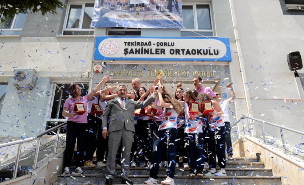 Şahinler Ortaokulu Yeniden Türkiye Şampiyonu!