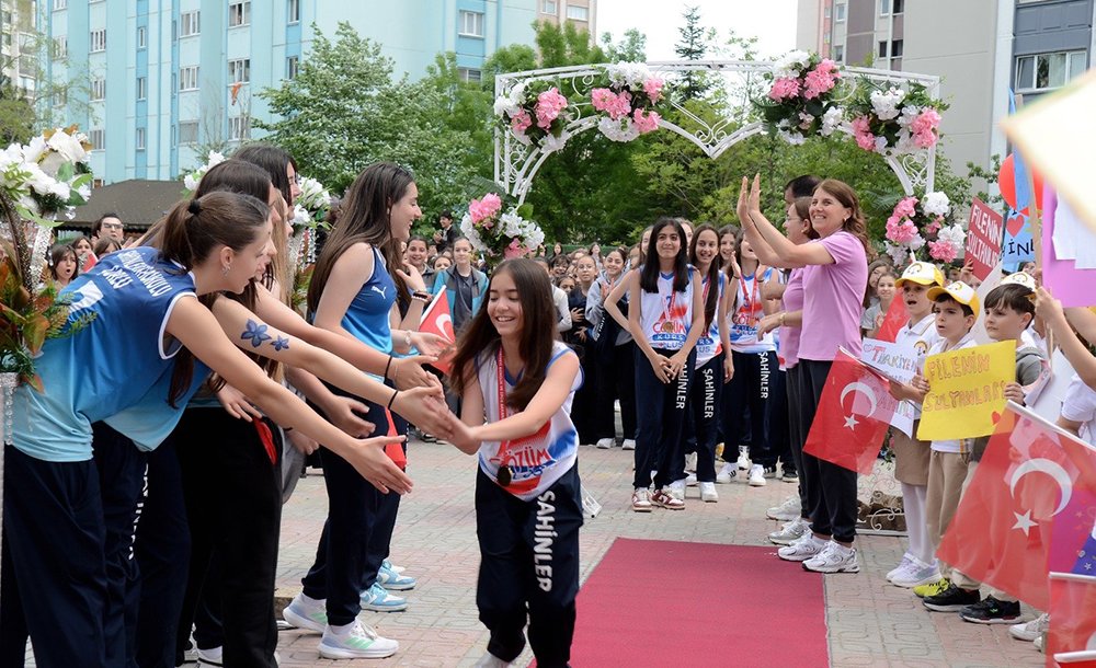 Şahinler Ortaokulu Yeniden Türkiye Şampiyonu!