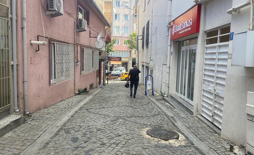 Sanat Sokağı'ndaki Yol Çökmeleri Tepki Çekiyor