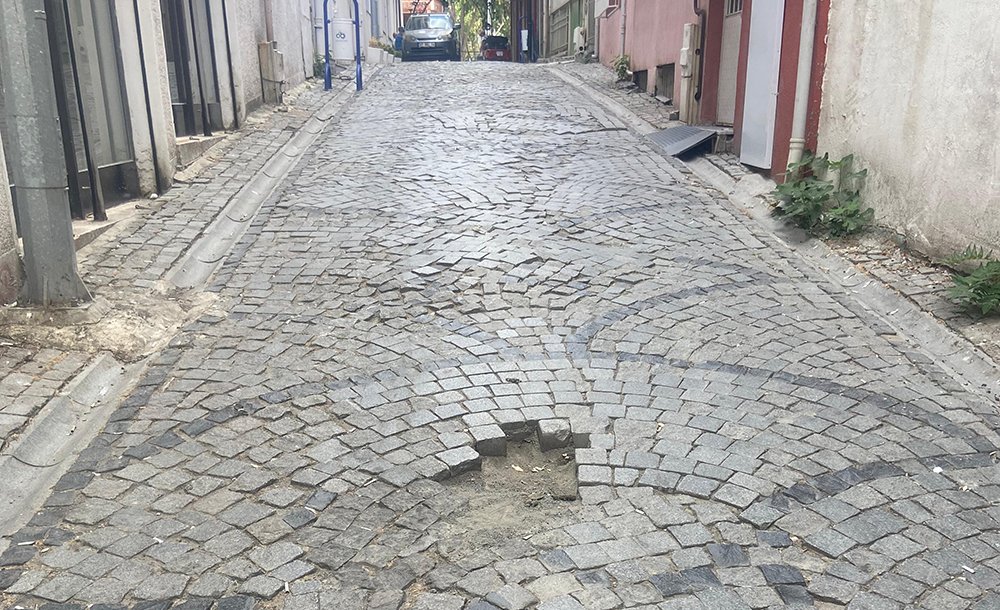 Sanat Sokağı'ndaki Yol Çökmeleri Tepki Çekiyor