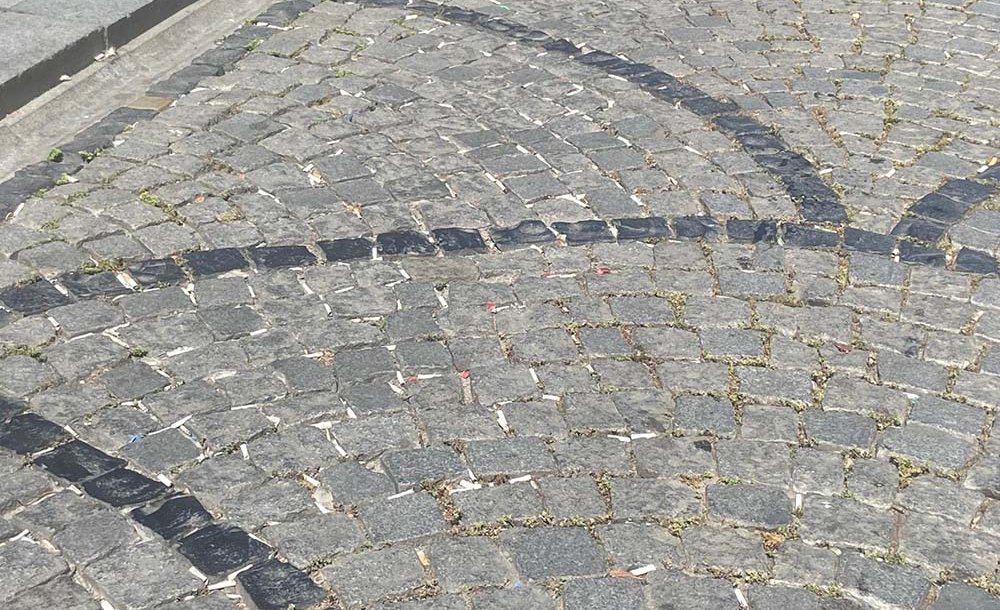 Saray Caddesi'ndeki İzmaritler Tepki Çekiyor
