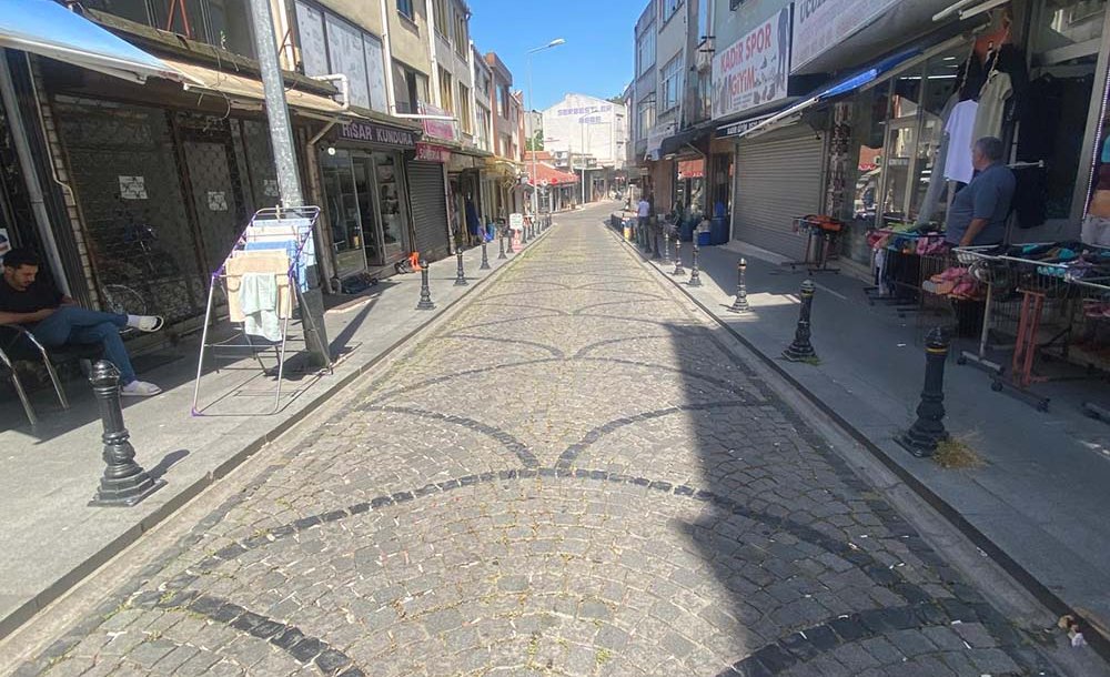 Saray Caddesi'ndeki İzmaritler Tepki Çekiyor