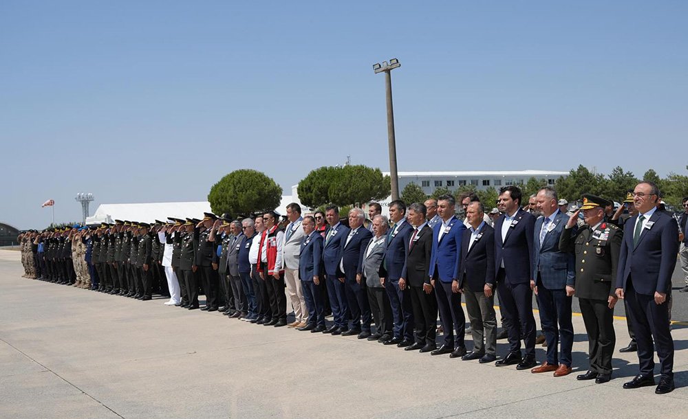 Şehit Teğmen İçin Havalimanında Askeri Tören Düzenlendi 