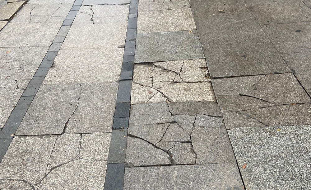 Şehrin Merkezindeki Kırık Taşlar Tepki Çekiyor