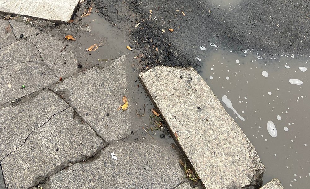 Şehrin Merkezindeki Kırık Taşlar Tepki Çekiyor