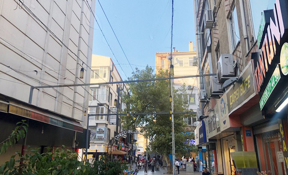 Şemsiyeli Sokak Eski Günlerini Özlüyor 