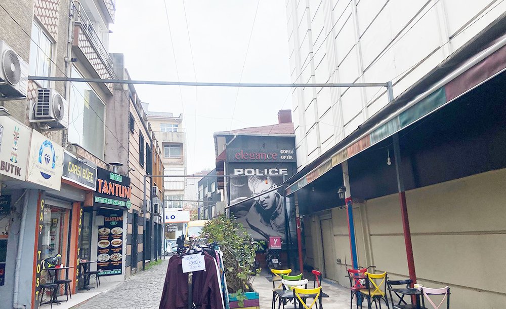 Şemsiyeli Sokak Eski Günlerini Özlüyor 