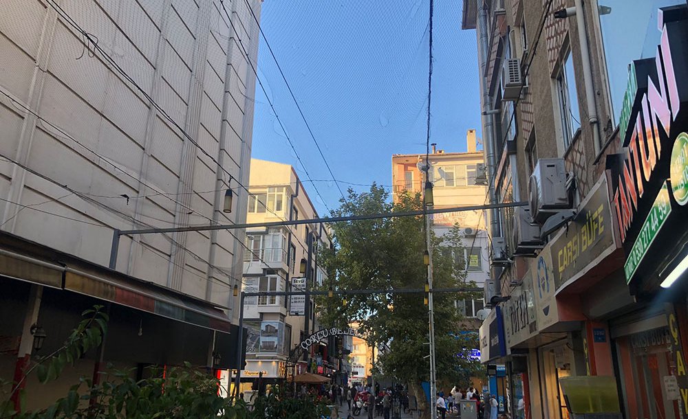 Şemsiyeli Sokaktan Geriye Delik Deşik Görüntü Kaldı 