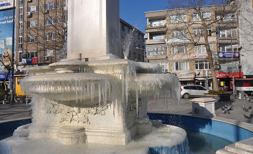 Soğuk Hava Nedeniyle Havuz Buz Tuttu 