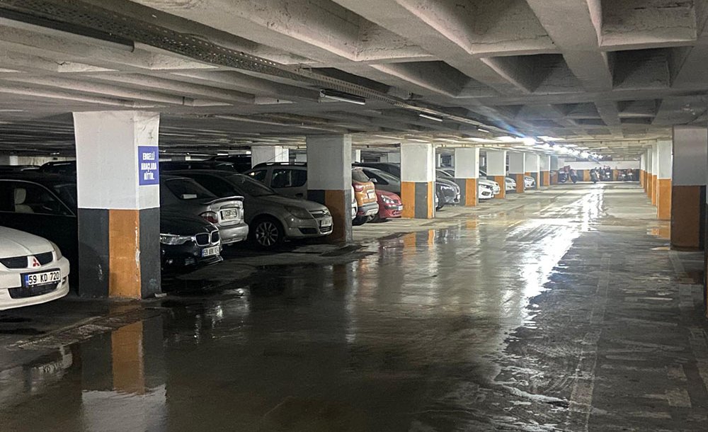 Su Alan Otopark Günden Güne Çürüyor 