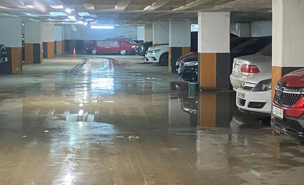 Su Alan Otopark Günden Güne Çürüyor 