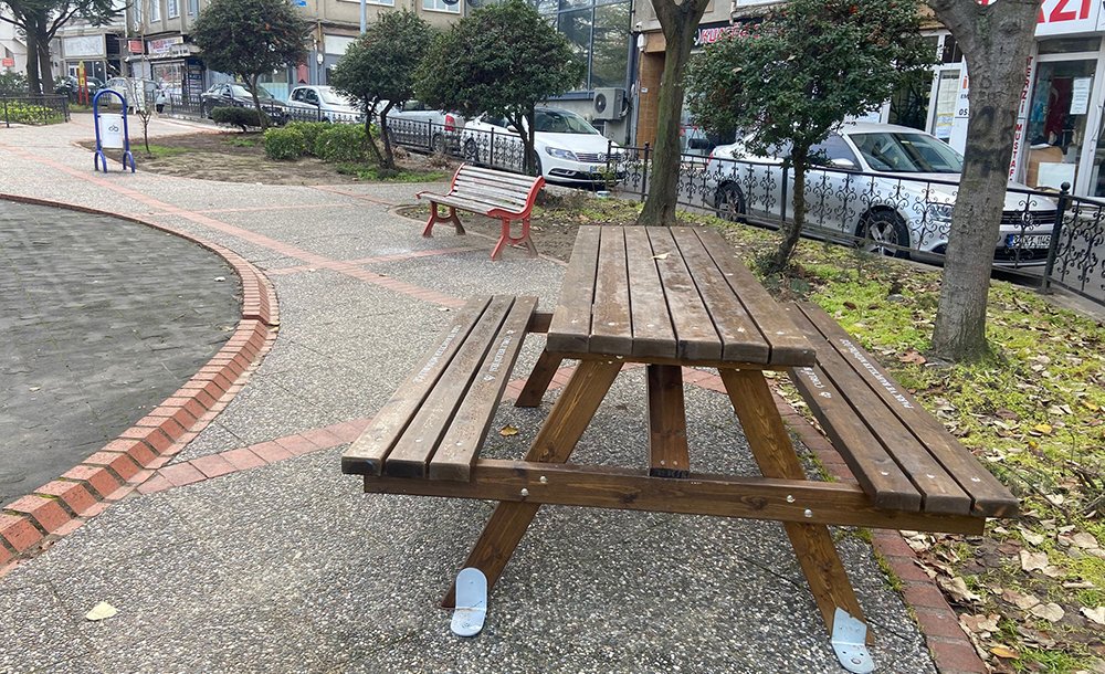 Taşinmasin Di̇ye Oturma Banklari Sabi̇tlendi̇ 