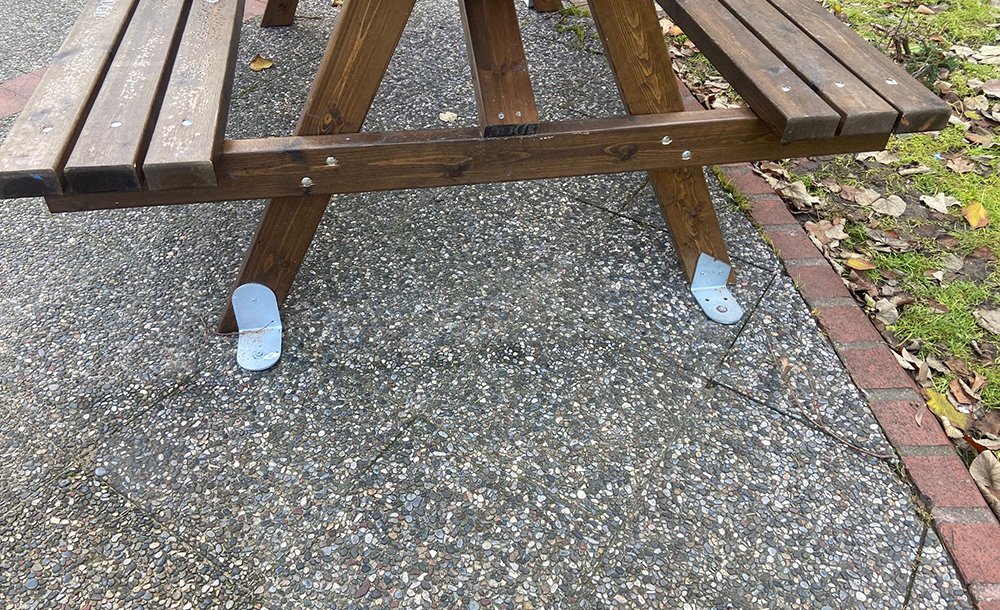 Taşinmasin Di̇ye Oturma Banklari Sabi̇tlendi̇ 