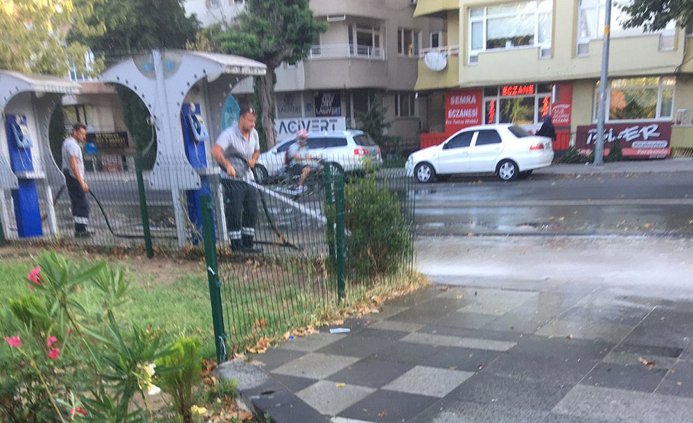 Tazyikli Suyla Kaldırımlar Yıkandı 