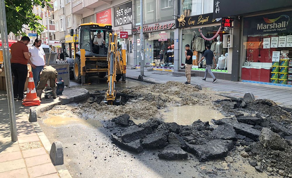 Teski̇ Su Kaçağina Müdahele Etti̇ 