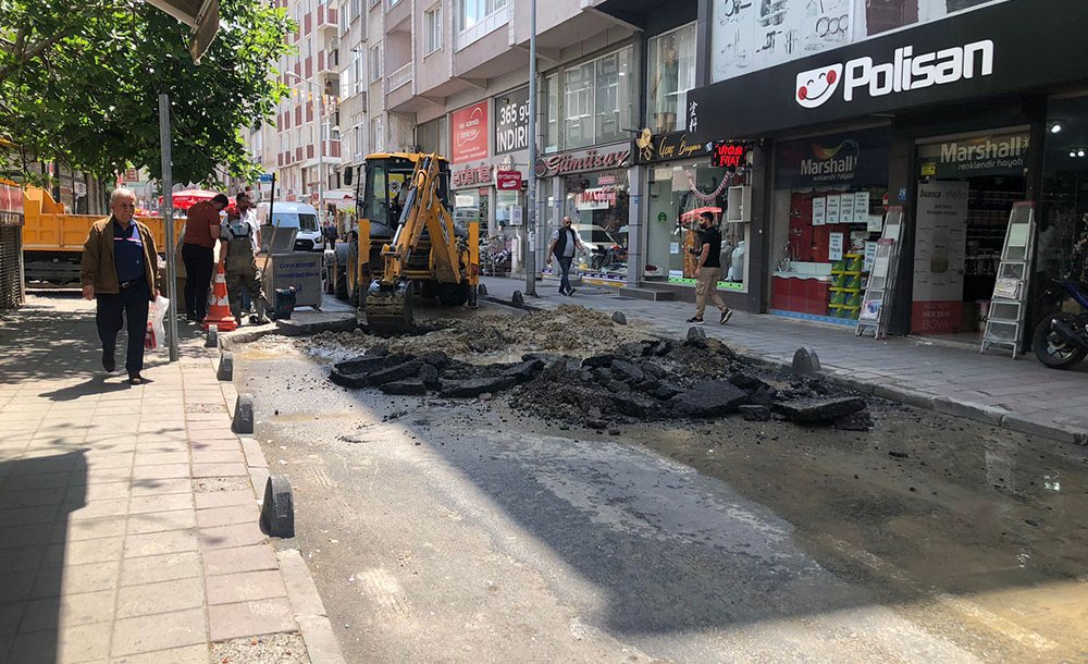 Teski̇ Su Kaçağina Müdahele Etti̇ 