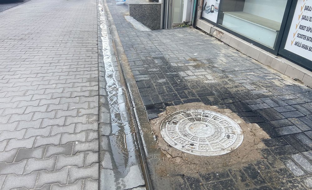 Tıkalı Rögarın Suları Sokağa Taşıyor