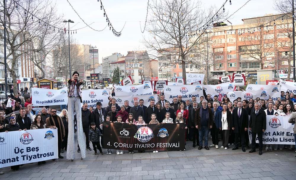 Tiyatro Festivali Coşkuyla Başladı