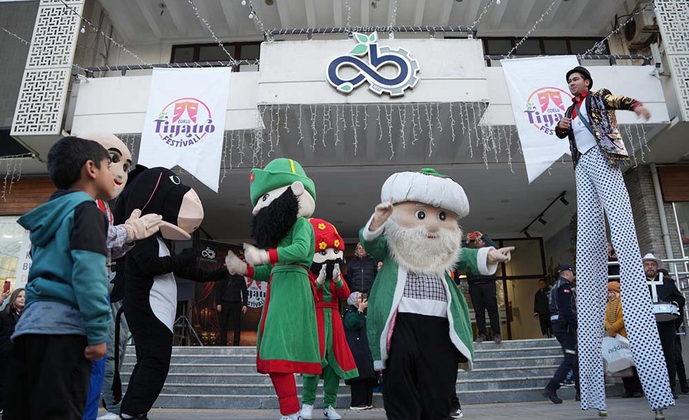 Tiyatro Festivali Coşkuyla Başladı