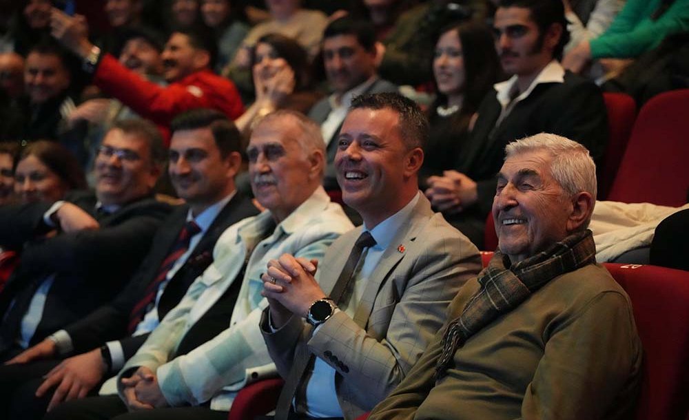 Tiyatro Festivali Coşkuyla Başladı