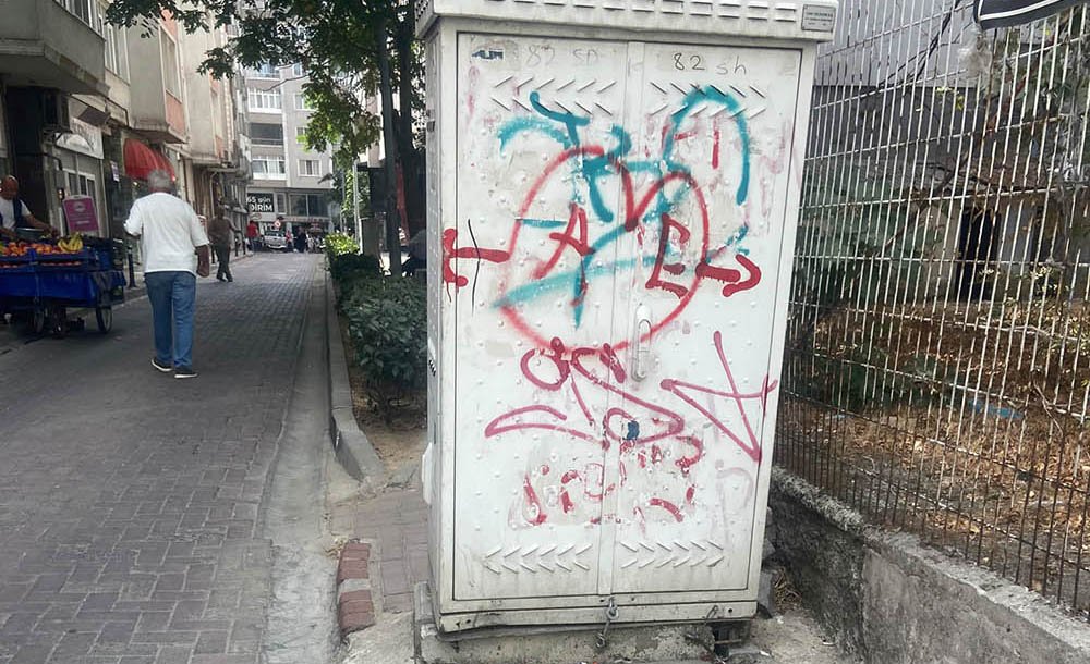 Trafolardaki Yazılar Tepki Çekiyor