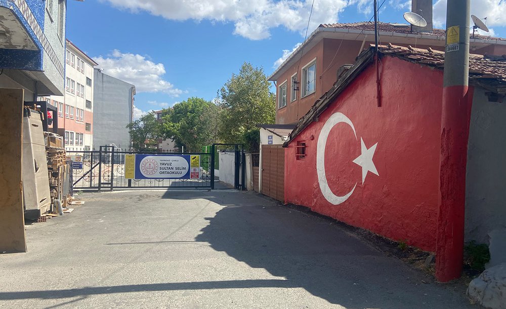 Türk Bayraklı Duvar Fark Yaratıyor