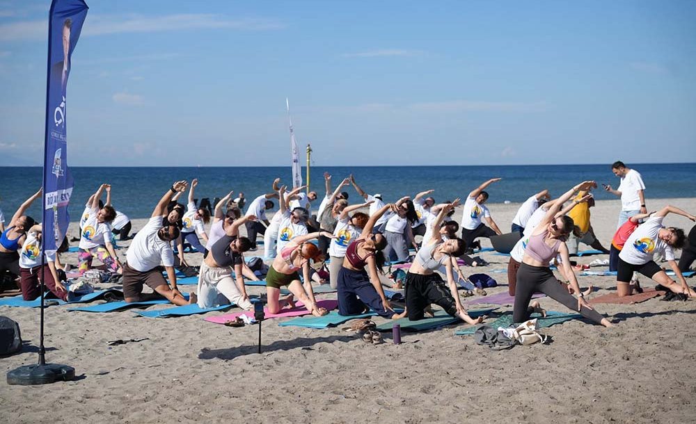 Uluslararası Yoga Günü Yenice Sahili'nde Kutlandı