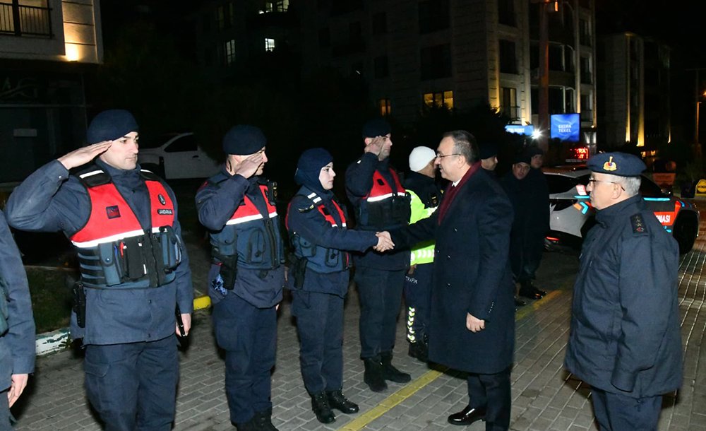 Vali̇ Soytürk, Görev Yapan Personeli̇n Yeni̇ Yilini Kutladi 