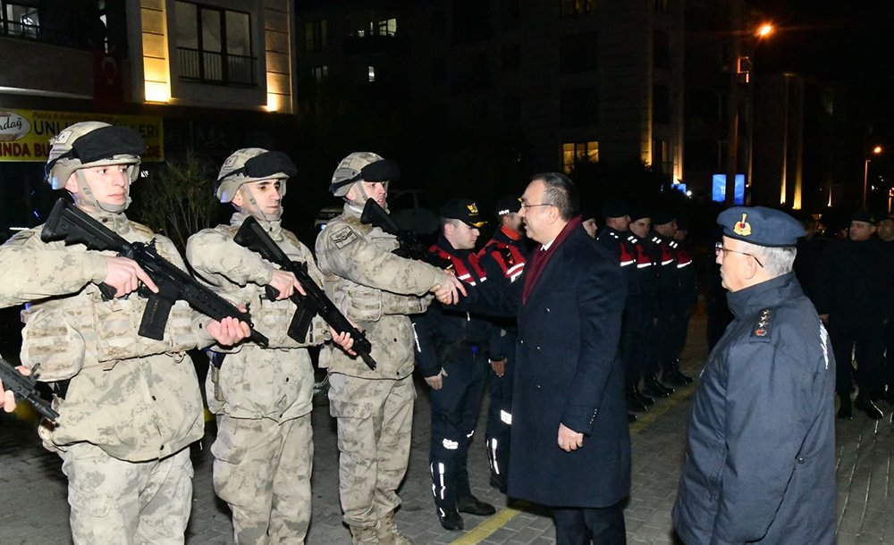 Vali̇ Soytürk, Görev Yapan Personeli̇n Yeni̇ Yilini Kutladi 