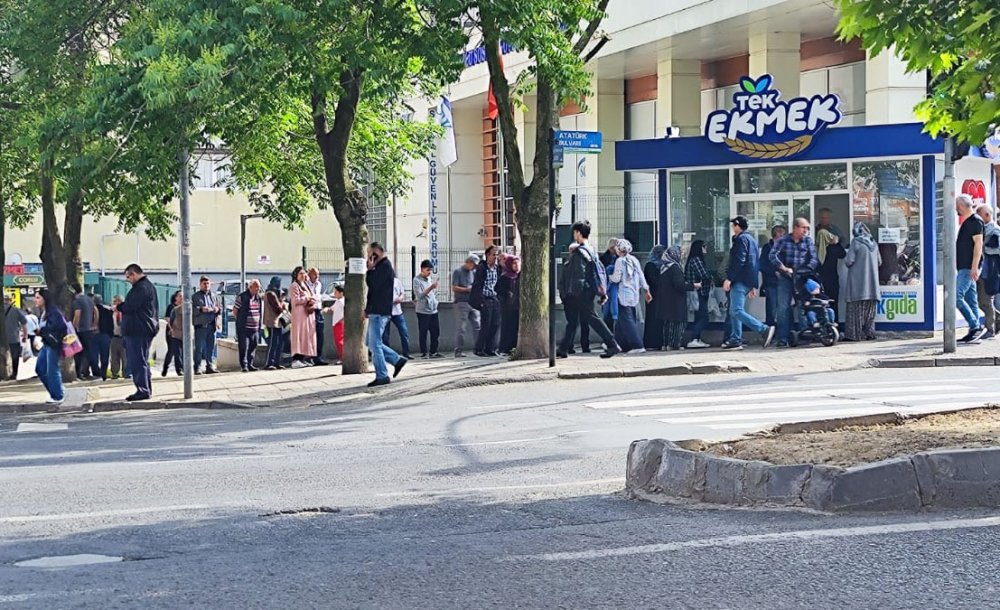 Vatandaş 4 Lira İçin Ekmek Kuyruğuna Giriyor