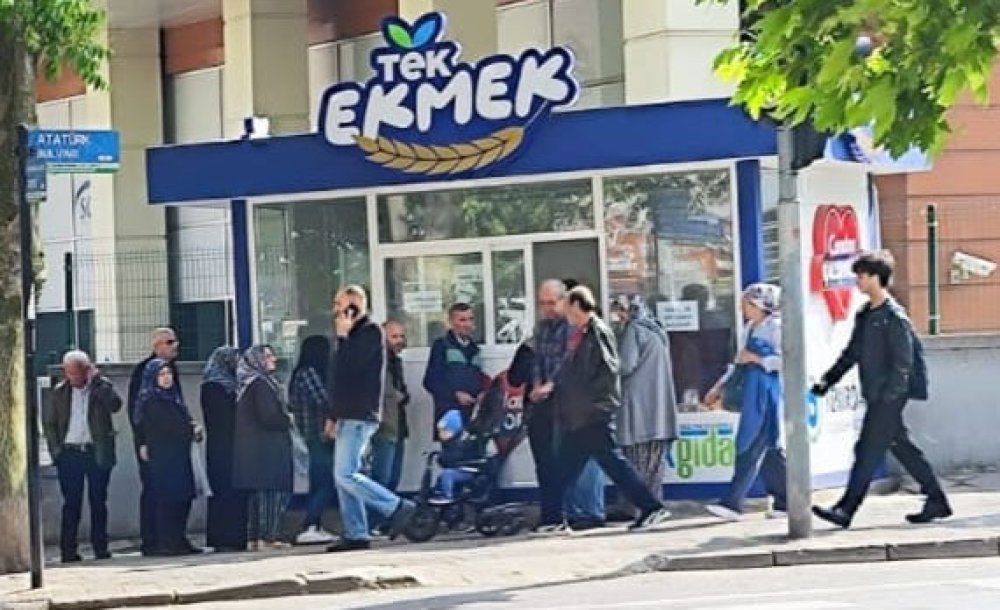 Vatandaş 4 Lira İçin Ekmek Kuyruğuna Giriyor 
