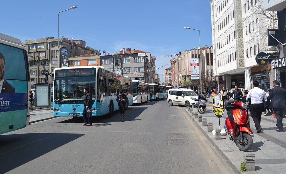 Vatandaşlar Otobüslere Ücretsiz Bindi 