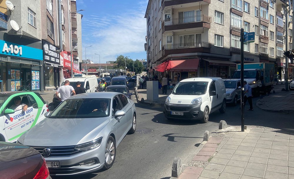Yanlış Parklanma Trafiği Felç Ediyor