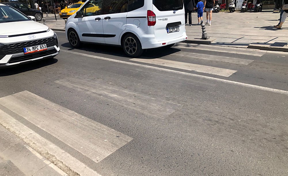 Yaya Geçidi Çizgileri Boyanmayı Bekliyor 