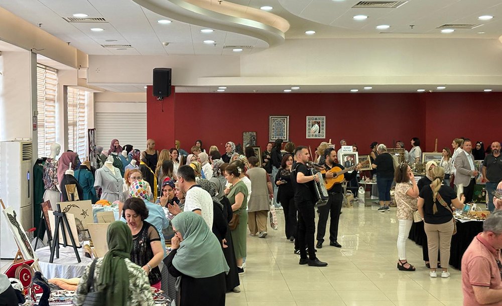 Yılsonu Sergisinde Yüzlerce Eser Yer Aldı 