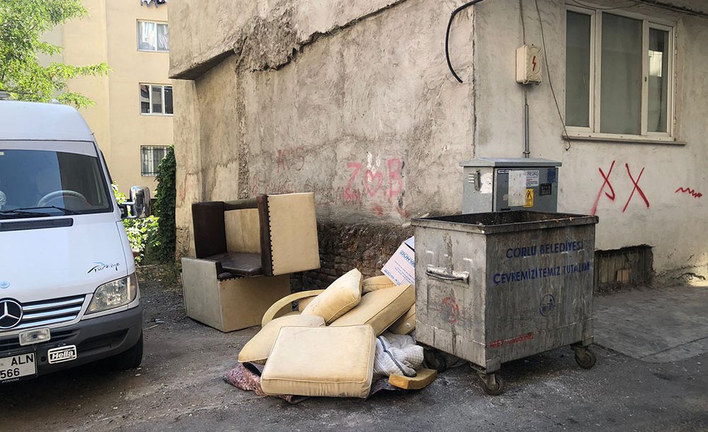 Yine Çöp Kutusu, Yine Atılmış Eşya 