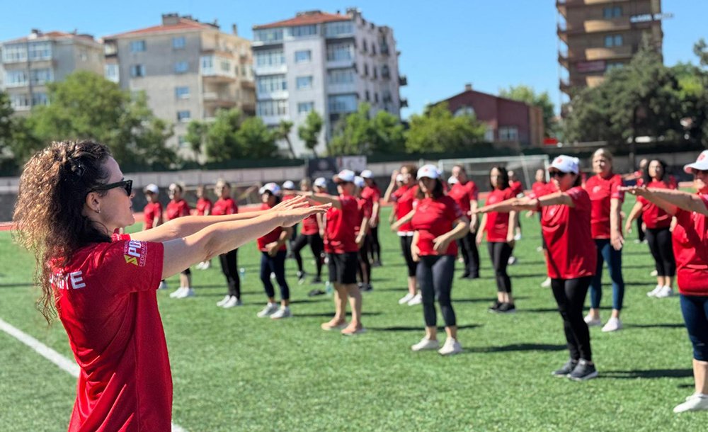 Yoga Etkinliğinde Renkli Görüntüler Oluştu 
