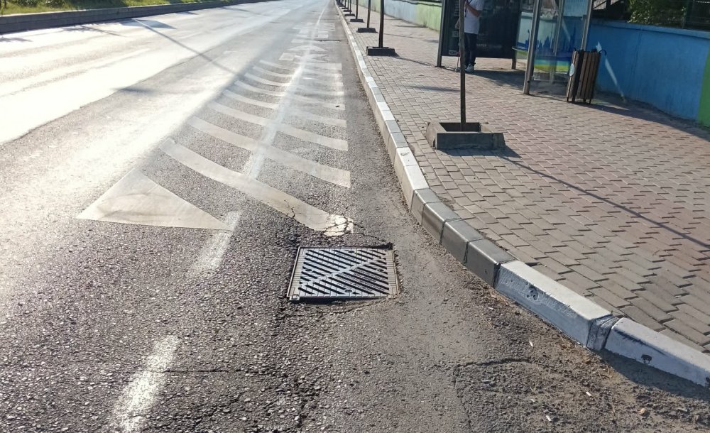 Yolda Oluşan Çökmeler Tepki Çekiyor