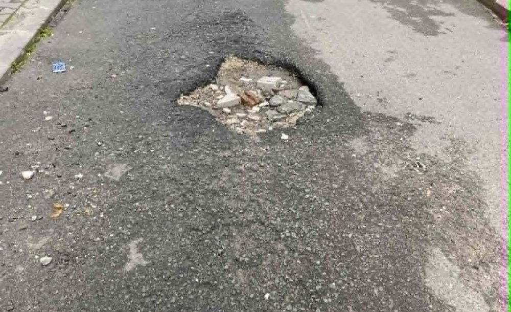 Yolda Oluşan Derin Çukur Tepki Çekiyor 