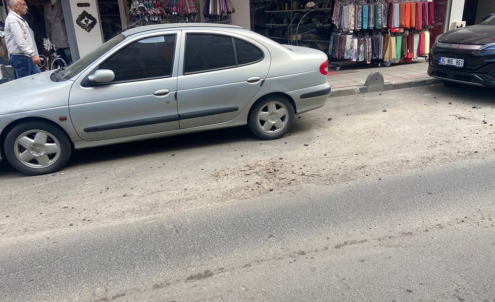 Yoldaki Çakıl Taşları Tehlike Yaratıyor 