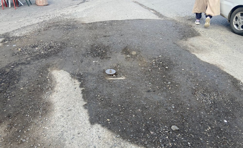 Yoldaki Çukur Tehlike Saçıyor 