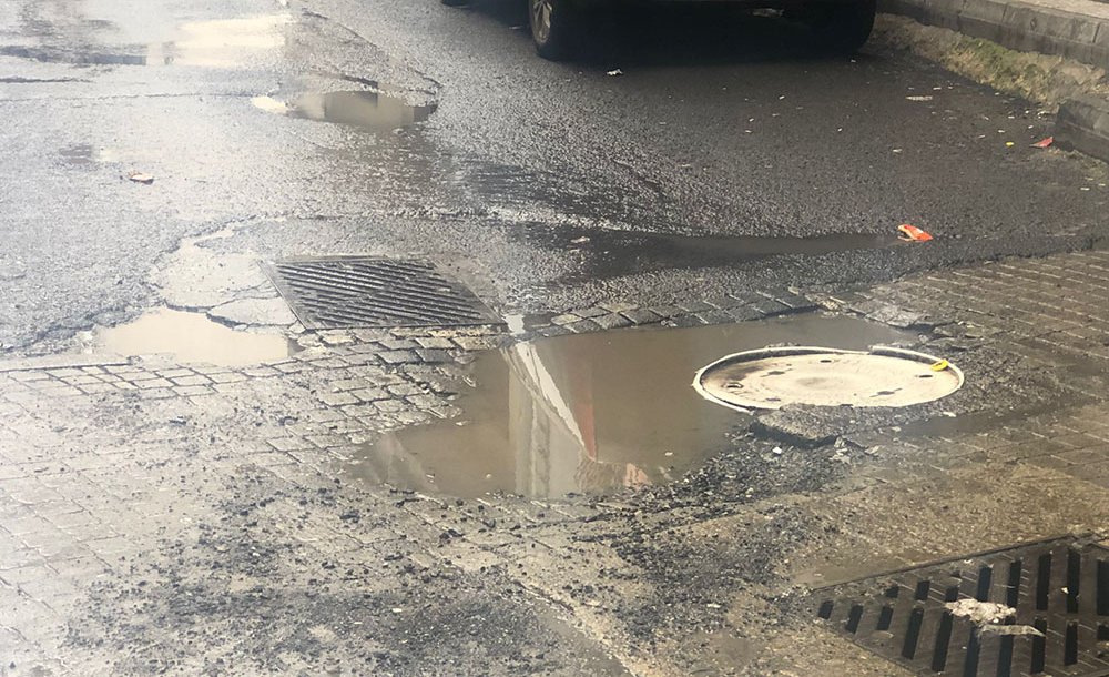 Yollar Delik Deşik 