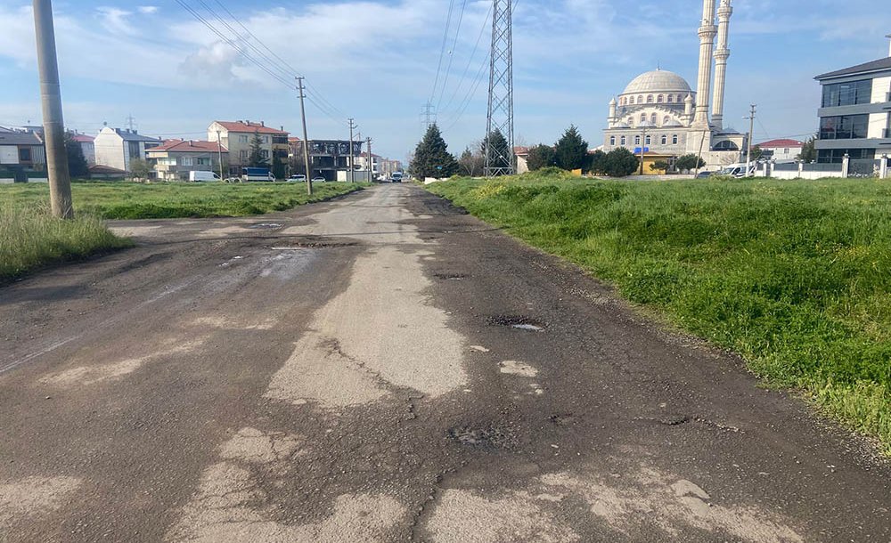 Yolun Delik Deşik Olması Tepki Çekiyor
