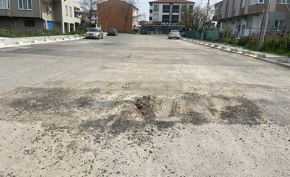 Yolun Ortasındaki Çukur Tepki Çekiyor 