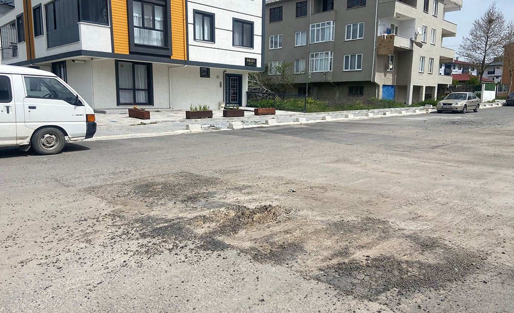 Yolun Ortasındaki Çukur Tepki Çekiyor 