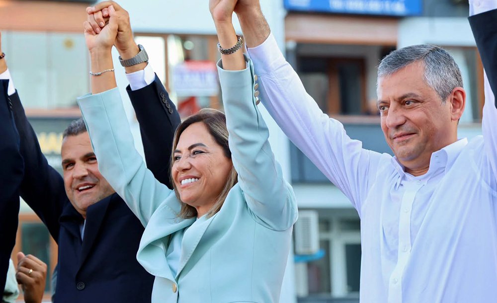 Yüceer'e Parti Rozetini Özel Taktı