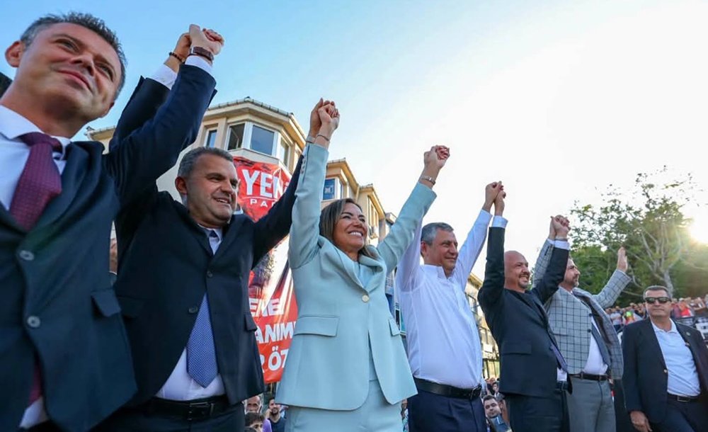 Yüceer'e Parti Rozetini Özel Taktı